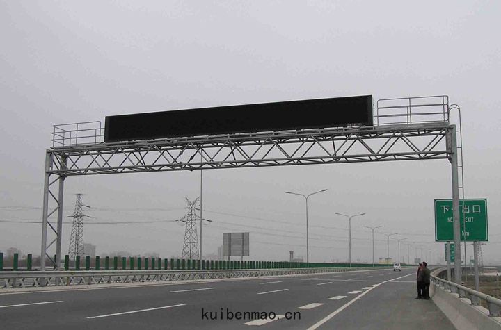 專業定製(zhì)型道路龍門(mén)架(jià)